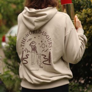 bluza beżowa z czekoladową grafiką dziewczyna z psem Freddie and Wolf beige hoodie with wolf