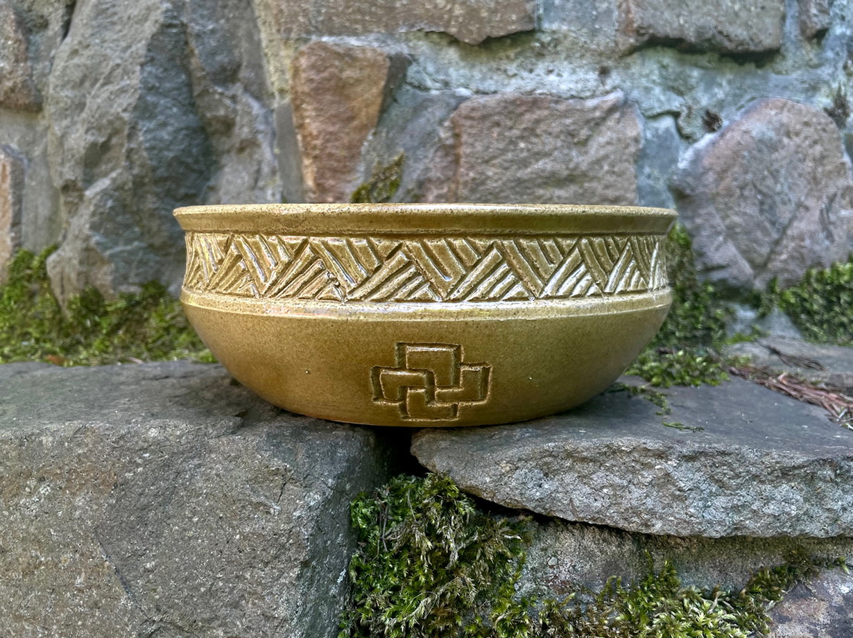 Miska ceramiczna z motywami słowiańskimi.