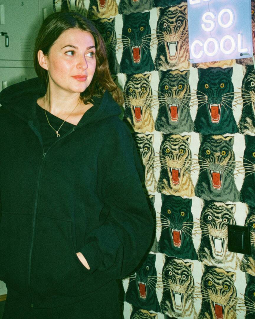 bluza oversize z kapturem na zamek z autorskim nadrukiem Freddie & Wolf dla psiary z wilkiem zip hoodie