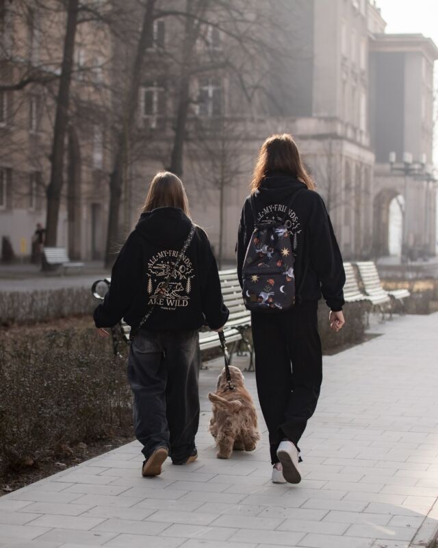 🌙✨Our new MOONLIGHT backpacks are here – stylish, spacious, and perfect for any adventure, no matter your age! ✨🌙

Nie ważne, czy masz 13 czy 30 lat – plecak to coś więcej niż tylko dodatek. 😉 To wierny towarzysz codziennych przygód, spacerów z uszatkami, spontanicznych wypadów i długich podróży (były z nami nawet w Korei). ✈️

Nasze plecaki są wygodne, pojemne i odporne na deszcz. ☔️ Idealne na każdą okazję – do szkoły, na uczelnię, do pracy czy na miejskie eksploracje. 🌇

Na zdjęciach razem z Marzenką i Harmoszką testujemy je w miejskiej dżungli – sprawdzają się idealnie! 🐾💫

#freddieandwolf #cocker_spaniel #plecak #moonlight #allmyfriendsarewild #plecakdlakażdego #backpack #spacerzpsem #sisters #spaniellove #citybreak