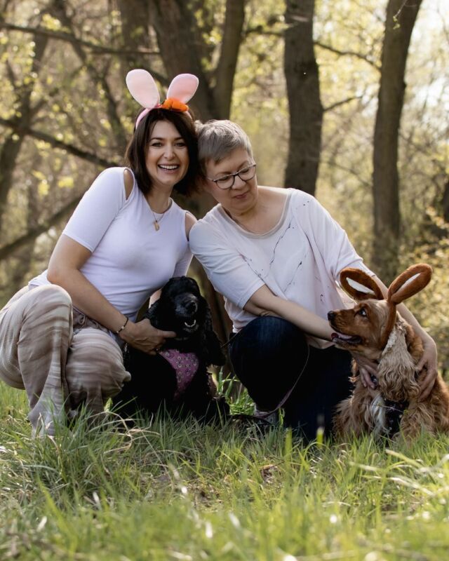🇬🇧 Happy Easter from our fluffy family to yours! 🐣♥️

W tym roku zajączki przyszły parami – czarne, złote i radośnie merdające ogonkami! 🐰🐶

Z okazji Świąt Wielkanocnych życzymy Wam zdrówka, spacerów pośród budzącej się do życia natury i czasu spędzonego z tymi, których kochacie najbardziej. ♥️

My już gotowe – z uszami na głowie i uśmiechem po same ogony! 🤭 Ściskamy Was mocno razem z mamą Gosią (@schowaj_uszy_ ), Fay i Harmoszką!

#freddieandwolf #rodzina #cockerspaniel #familytime❤️ #funnydogs #easterbunnies #wielkanoc2025 #doglovers #psiakirozrabiaki #spaniellover #eastervibes #happytails